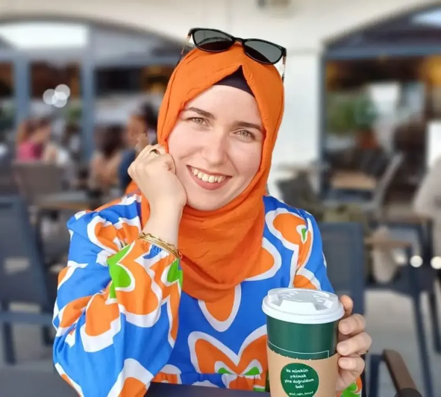 GÜLÜMSE GÜZEL KADIN