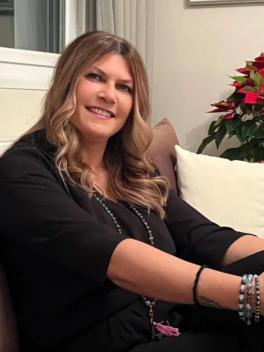 "Ben Kimim?" Sorusundan Bütüncül İçsel Dengeye Uzanan Bir İnsan Aynası: Dilhara Duman