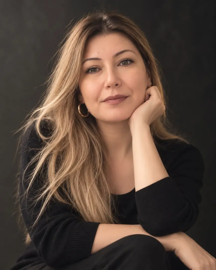 Raziye Şeref Kimdir? Öğretmenlik ve Edebiyatı Bir Arada Sürdürüyor